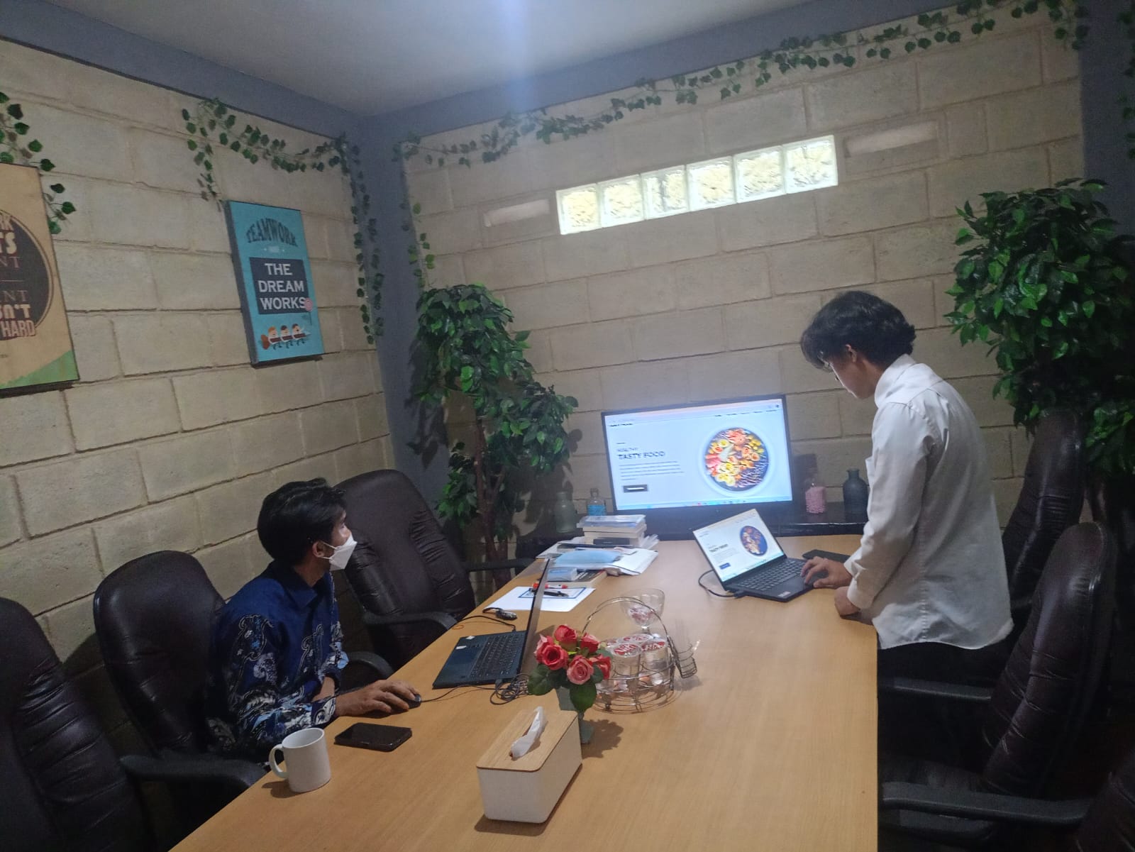 Sesi Presentasi Sistem Web Tasty Food di Depan Mitra Industri